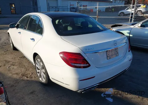 2018 Mercedes-Benz E 300 4Matic z USA, uszkodzony, nr VIN WDDZF4KB4JA354178